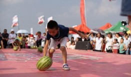 體育生欄桿救人操視頻吃瓜,體育生英勇救人瞬間引網友熱議